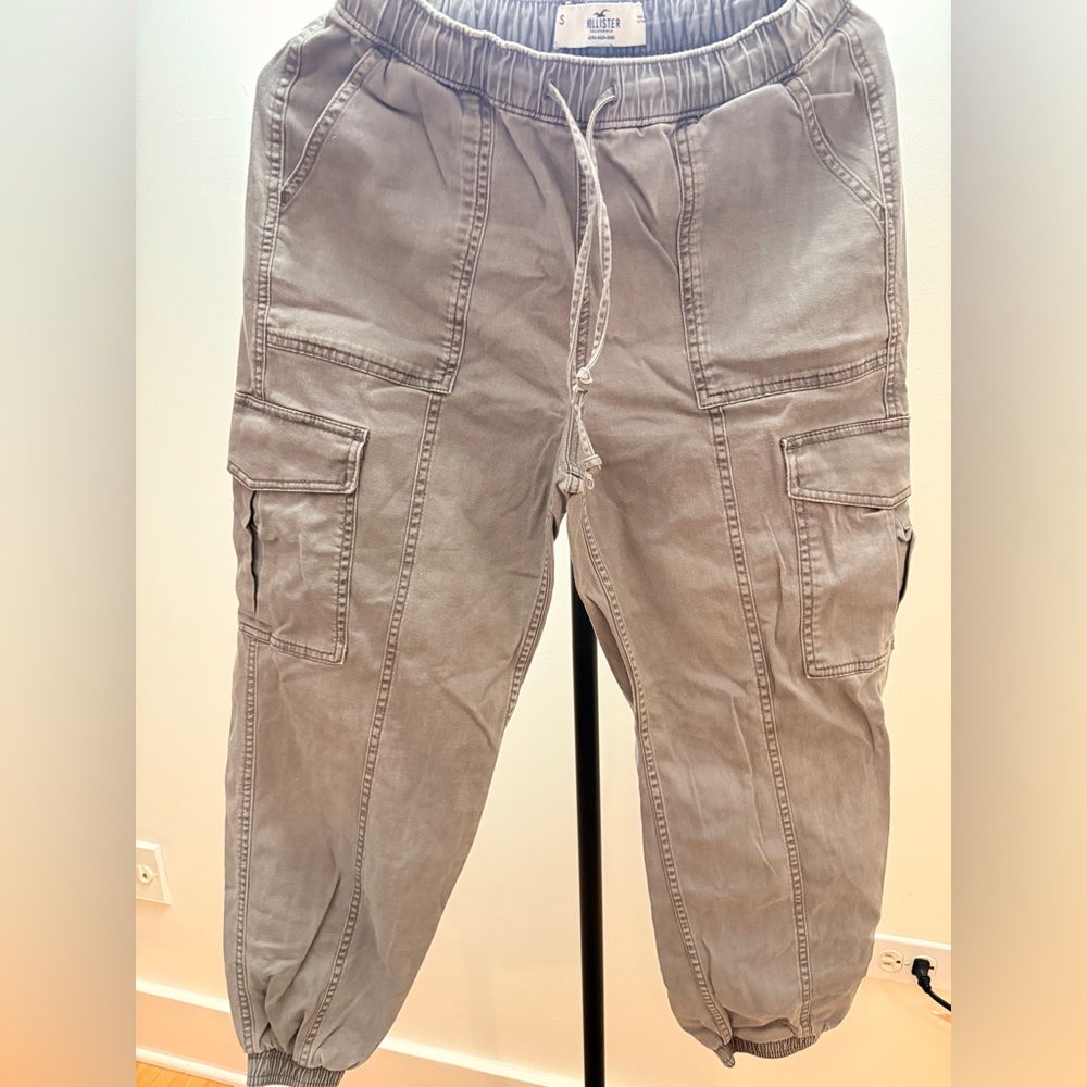 Hollister Women's High Rise Cargo Jogger Jeans in Gray